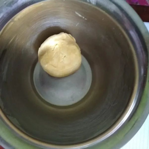 Bulatkan tutup dengan plastik wrap dan diamkan di kulkas selama 30 menit