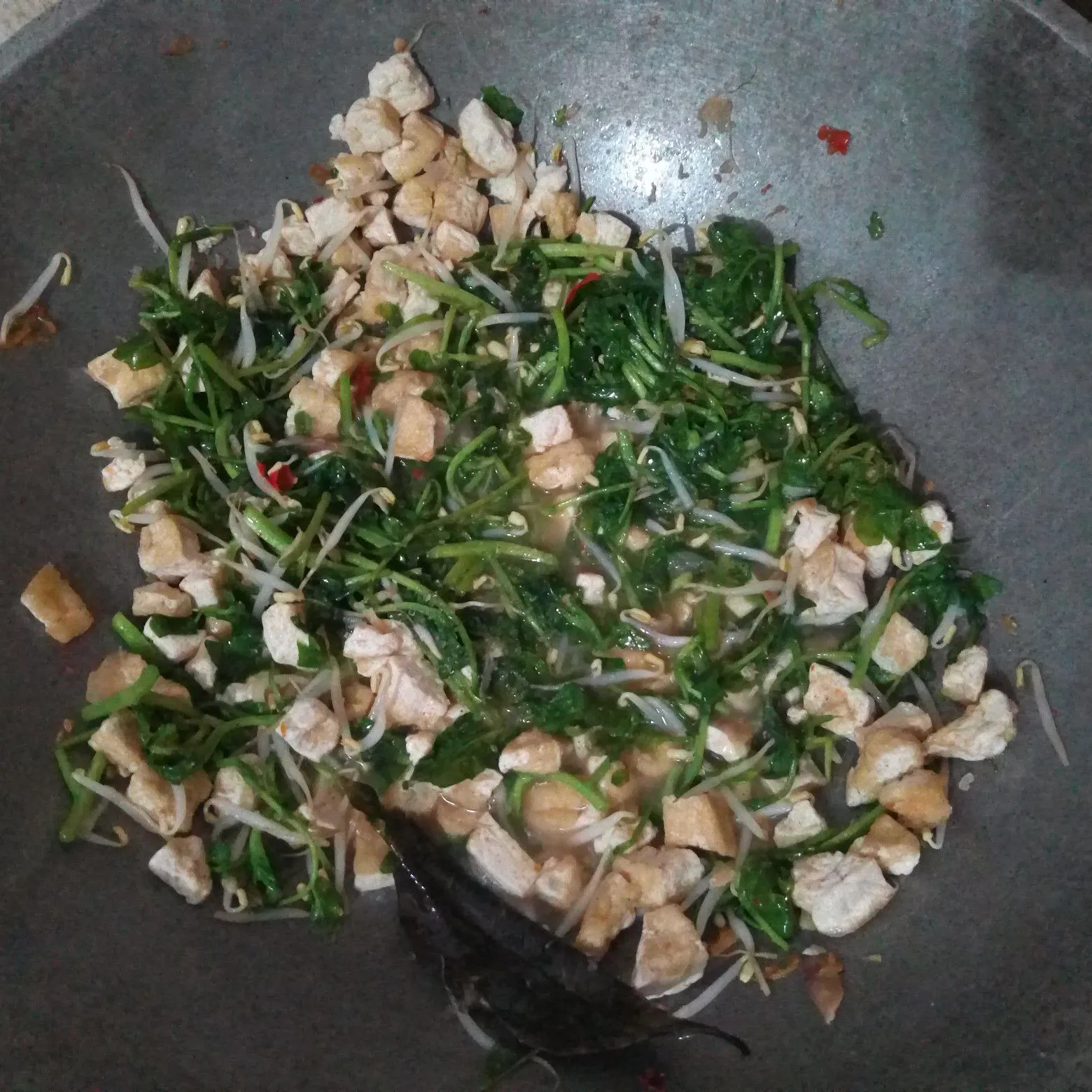 Step 5 Tumis Selada Kecambah Tahu Pedas