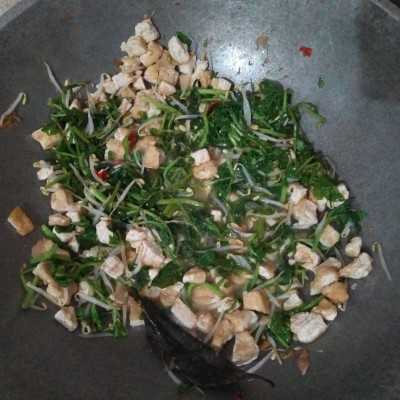 Step 5 Tumis Selada Kecambah Tahu Pedas