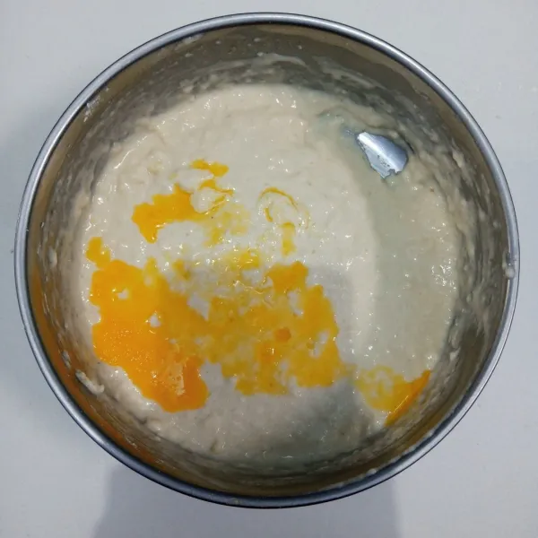 Tambahkan margarin  yang sudah dilelehkan, garam dan vanili. Uleni sampai tercampur rata. Diamkan selama 30 menit dengan ditutup lap bersih.