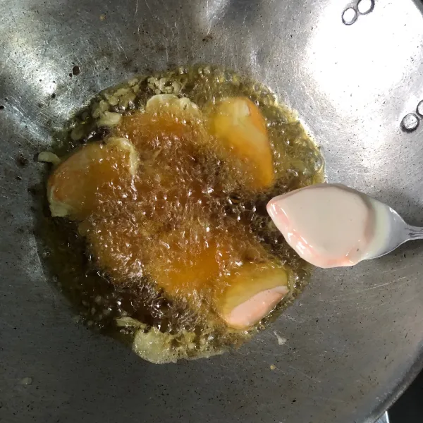 Kemudian goreng ubi madu dengan api sedang, jangan lupa membalik ubi agar matang merata. Kemudian tunggu hingga matang lalu sajikan