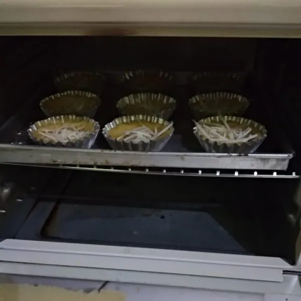 Panaskan oven panggang pie 180° selama 10 menit