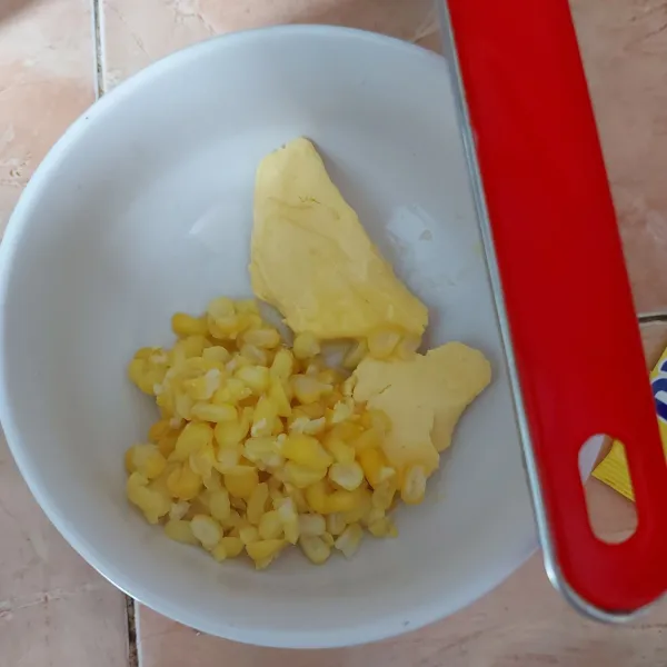 Tiriskan jagung kemudian tambahkan mentega.
