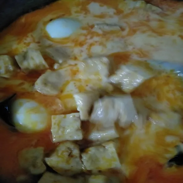 Masukan telur dan tahu