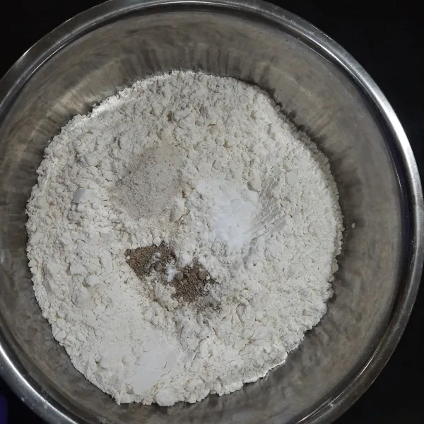 Masukan tepung terigu, kaldu bubuk, baking powder dan merica bubuk ke dalam wadah dan aduk rata untuk adonan kering.