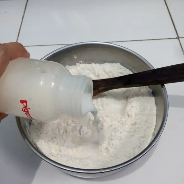 Campur tepung terigu, gula pasir, ragi instan dan susu hangat. Aduk sampai tercampur rata.