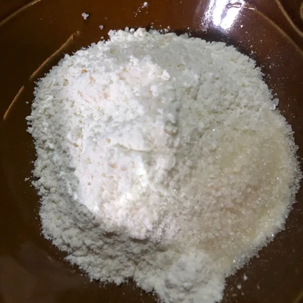 Siapkan adonan; 8 sdm tepung terigu, 2 sdm tepung beras, garam, gula dan larutkan dengan air