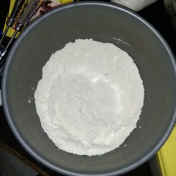 Masukkan tepung terigu, garam, baking powder dan 1/4 sdt baking soda ke dalam wadah. Aduk sampai rata.