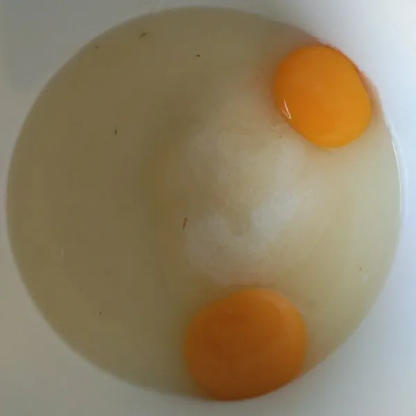 Dalam wadah kocok telur dan gula pasir hingga mengembang