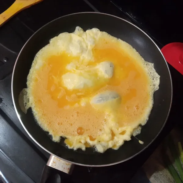 Panaskan 3 sdm minyak, masukkan telur.