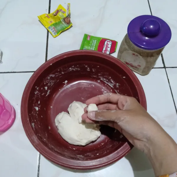 Jika adonan sudah kalis, bentuk bulat-bulat kecil sesuai selera hingga adonan habis