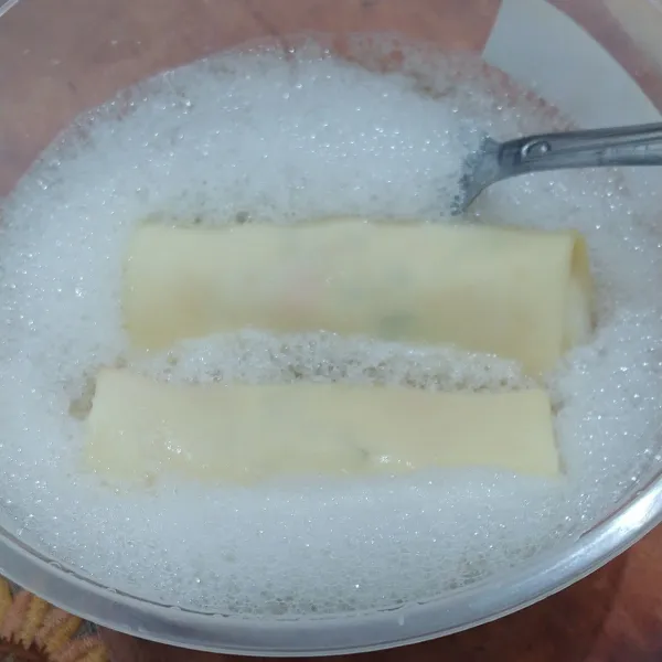 Celupkan ke dalam kocokan putih telur, lalu balur dengan tepung panir.