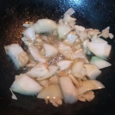 Kurangi minyak bekas menggoreng ayam. Saring dari tepungnya. Tumis bawang bombay, bawang putih dan jahe hingga harum.