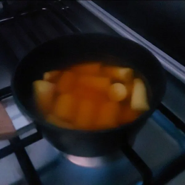 Rebus air dengan garam, kaldu bubuk, bawang putih dan kunyit bubuk sampai mendidih. Lalu masukkan singkong. Masak sampai empuk (±10menit dengan api sedang).