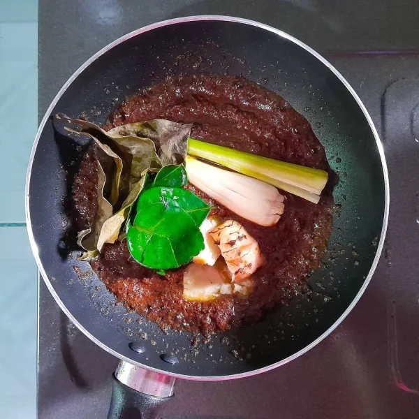 Masukkan batang serai, lengkuas, daun salam dan daun jeruk. Tumis sampai bumbu matang, sampai terpisah antara bumbu dan minyaknya. Selamat mencoba!