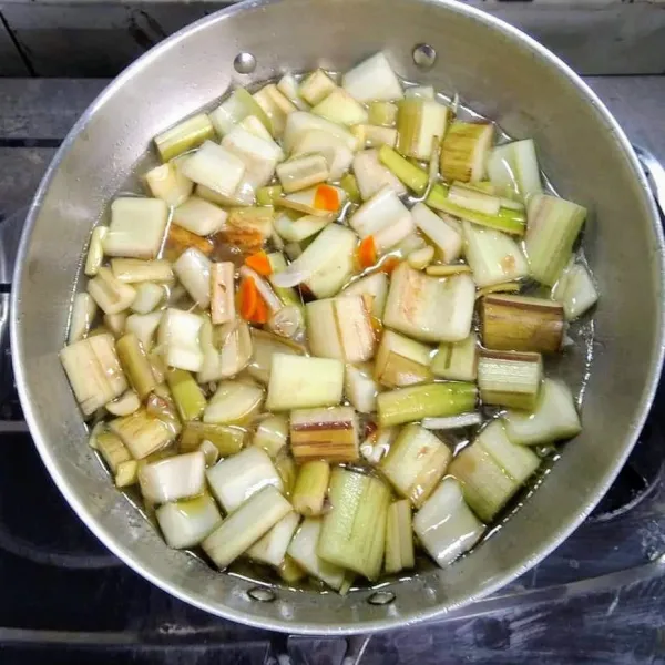 Masukkan lompong, masak sampai empuk.