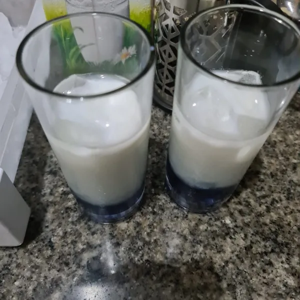 Tuang dengan hati-hati susu cair agar menjadi lapisan cantik.