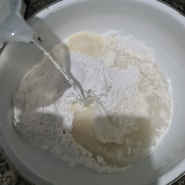 Untuk pelapis : Masukan tepung terigu, tepung beras, garam, kaldu jamur dan air