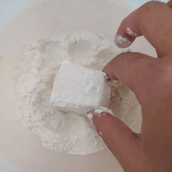 Kemudian guling-gulingkan kedalam tepung kering, sambil ditekan ringan. Lakukan proses melapisi tepung sebanyak 2x, supaya terlihat tebal.