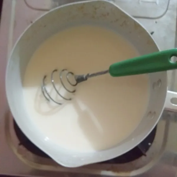 Masukkan susu UHT, gula, tepung maizena, kuning telur dan vanili bubuk kedalam panci. Tunggu hingga mendidih.