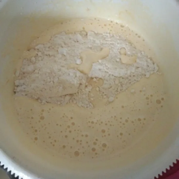 Masukan tepung terigu, baking powder dan susu bubuk, kocok rata