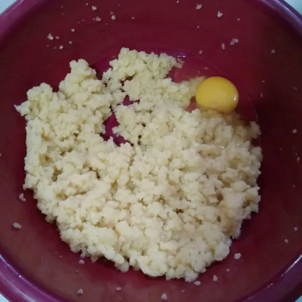 Dinginkan adonan kemudian masukkan telur.