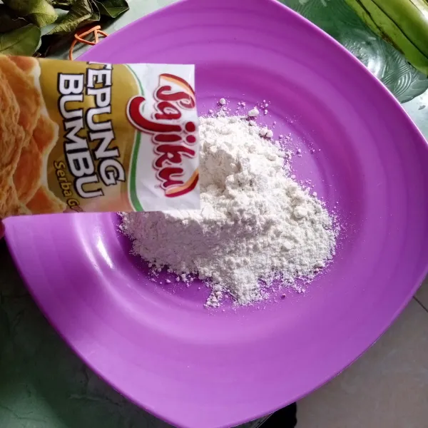 Tuang tepung bumbu dalam piring.