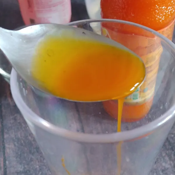 Tuang sirup orange di gelas.