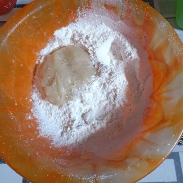 Masukan biang tapioka ke dalam tepung tapioka. Beri garam, lada serta penyedap. Aduk hingga kalis.