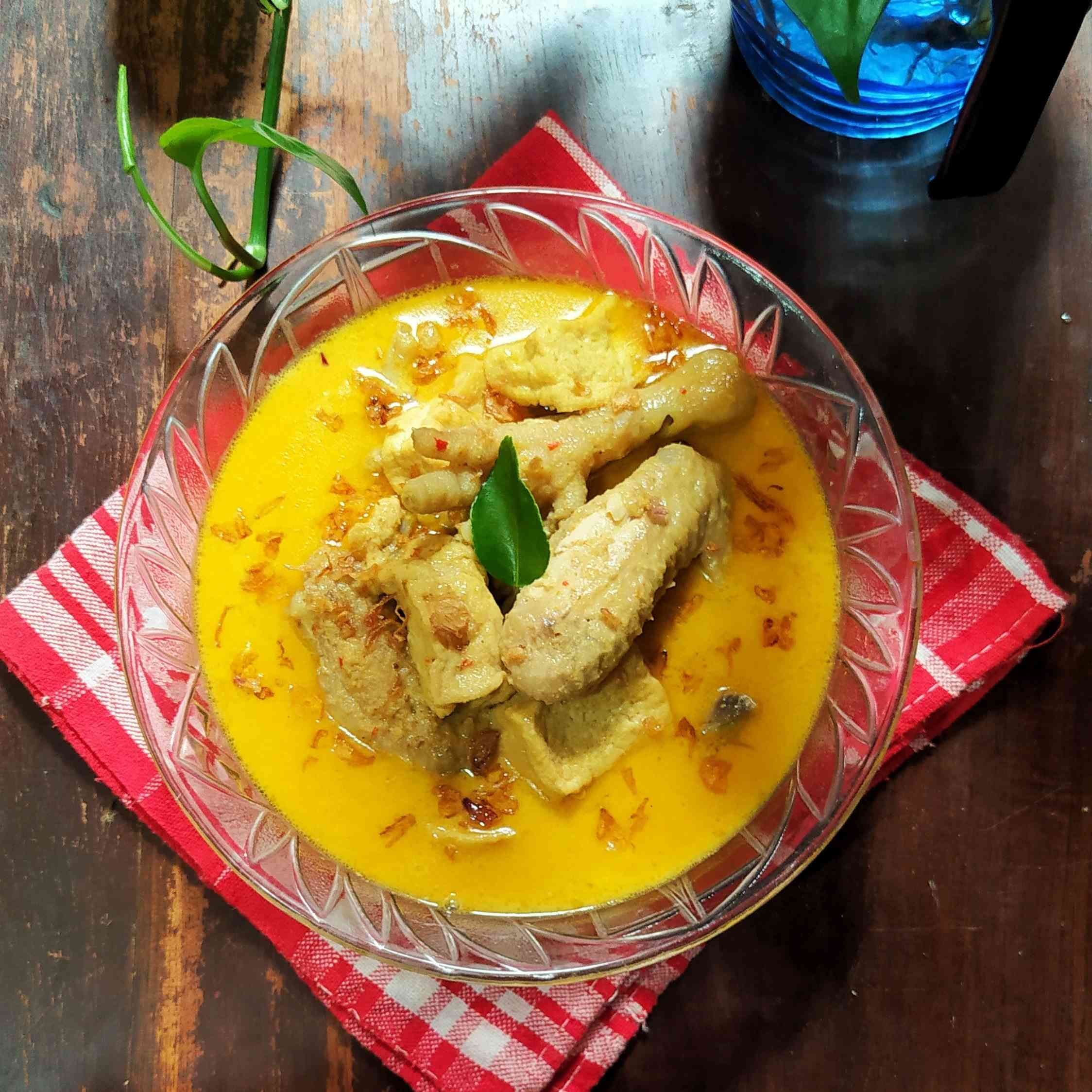 Bahan-bahan kare ayam seperti ayam, telur, tahu, dan bumbu-bumbu dalam wadah plastik