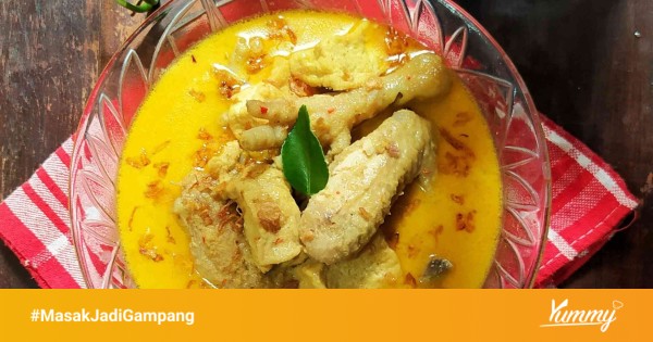 Bahan-bahan kare ayam seperti ayam, telur, tahu, dan bumbu-bumbu dalam wadah plastik
