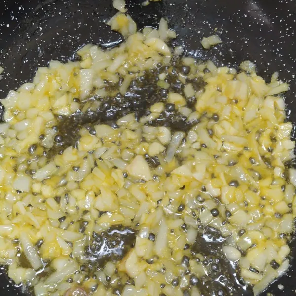 Panaskan wajan, beri margarin, lalu tumis bawang bombay, bawang putih dan bawang merah hingga harum.