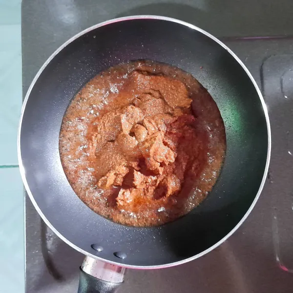 Panaskan minyak, kemudian tumis bumbu halus sampai harum.