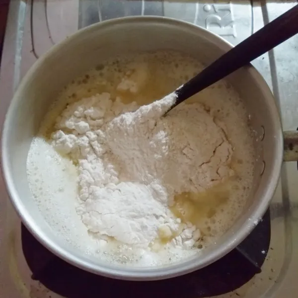 Masukkan tepung terigu kemudian aduk cepat.