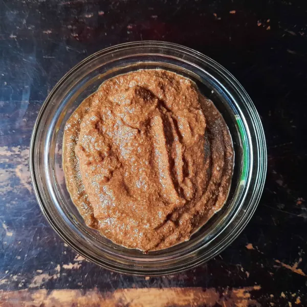 Kemudian haluskan bumbunya.