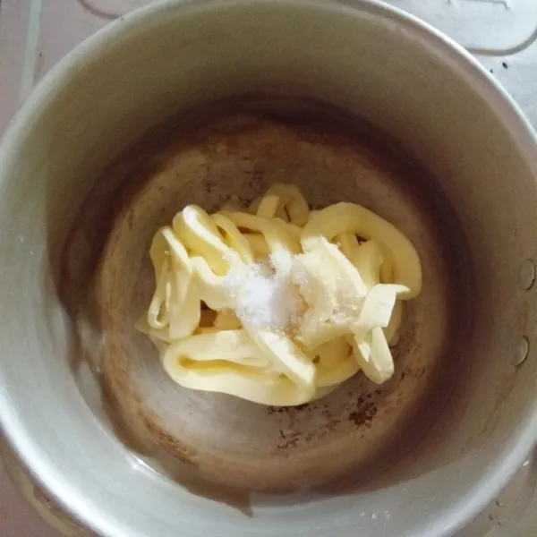 Masukkan air, margarin, dan garam kedalam panci. Tunggu hingga mendidih. Kemudian masukkan tepung terigu dan aduk cepat.