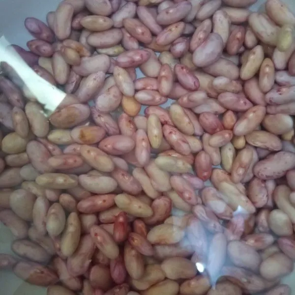 Cuci bersih kacang merah, kemudian rebus hingga kacang merah empuk.