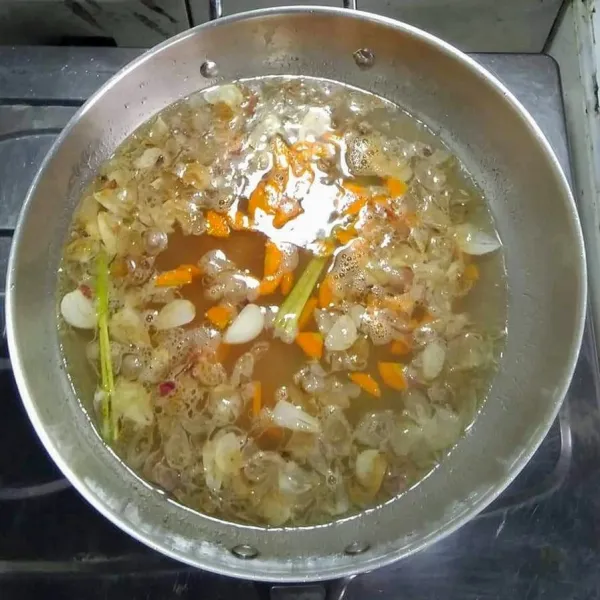 Masukkan wortel, masak sampai setengah matang.