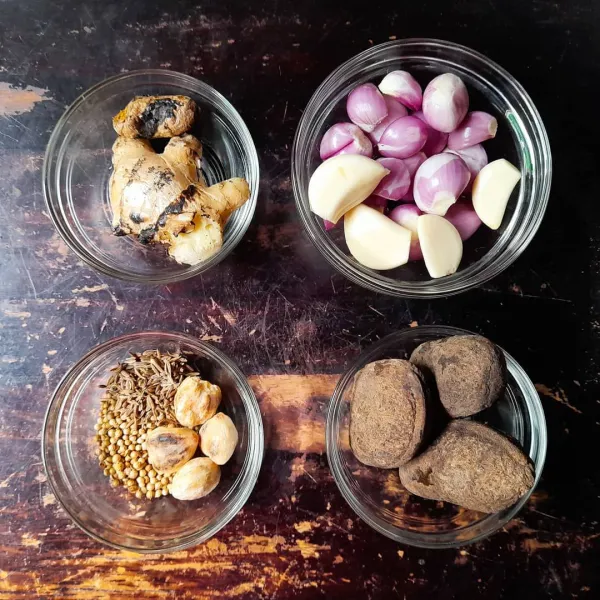 Persiapkan semua bahan bumbu halus.