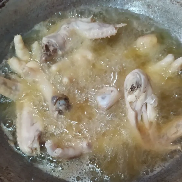 Goreng juga ayam rebus sebentar saja.