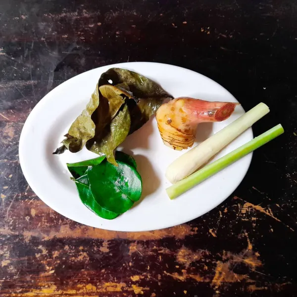 Persiapkan bahan pelengkap.