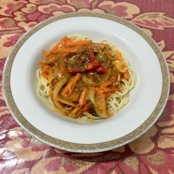 Tata spaghetty dalam piring, siram sarden bolognese di atas spaghetty, taburkan parsley. Sajikan