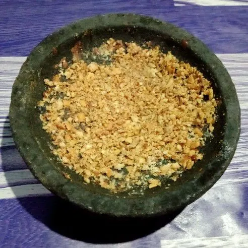 Tumbuk kasar kacang tanah