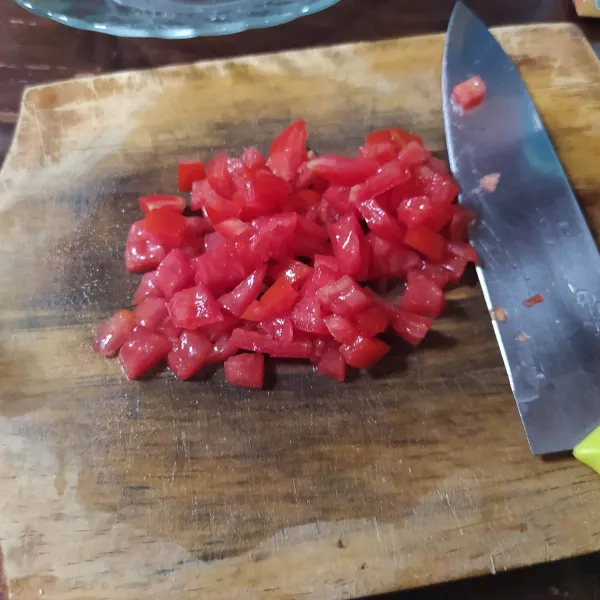 Tomat dibuang bijinya lalu dipotong dadu.