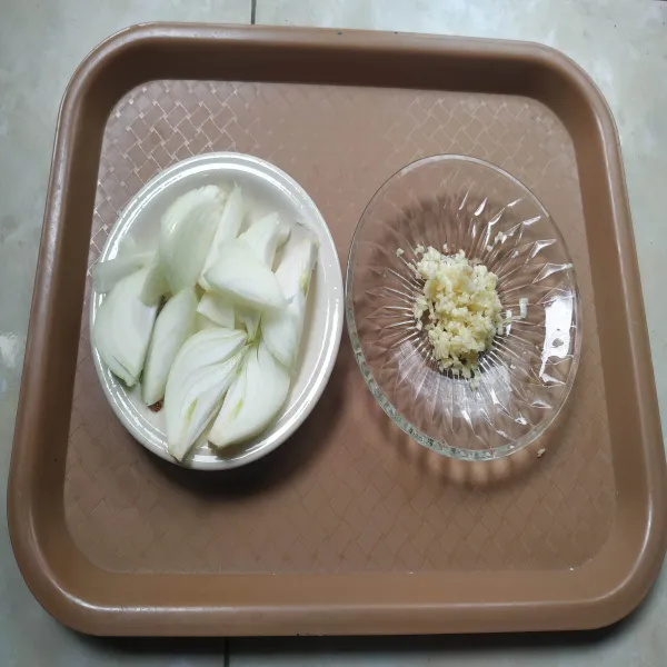 Potong bawanga bombay dan iris kasar bawang putih.