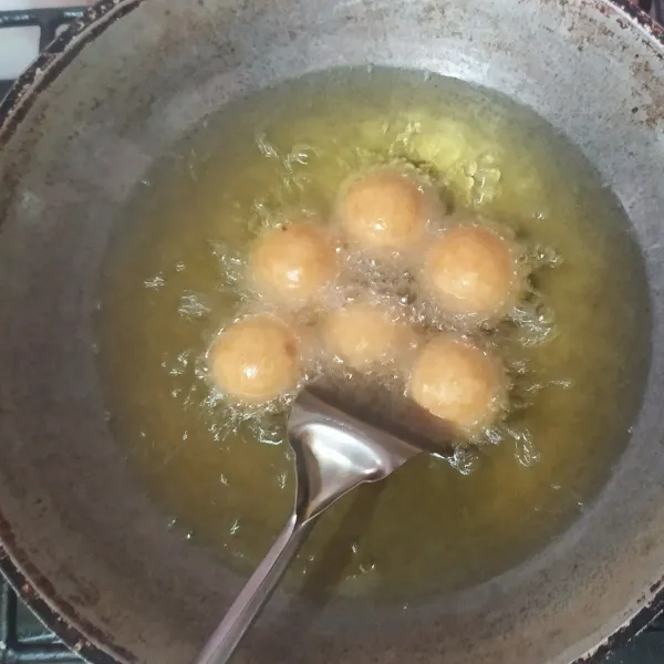 Goreng dengan api sedang. Pastikan minyak sudah panas sebelum memasukkan donat. Goreng sambil diaduk-aduk supaya matangnya merata.