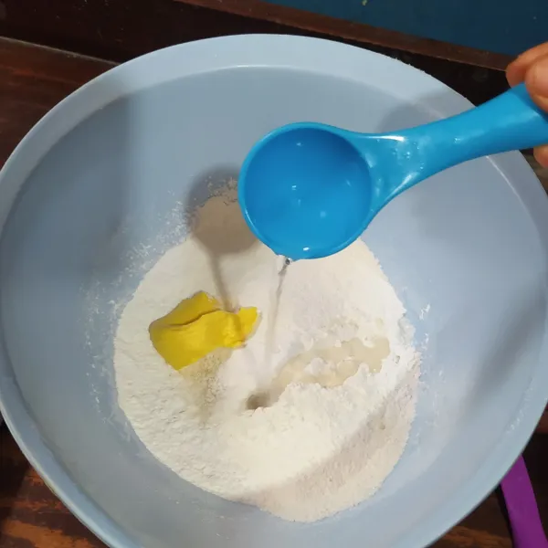 Masukkan tepung ketan, terigu, gula, garam, soda kue dan margarin dalam mangkuk. Masukkan air panas, tapi jangan sekaligus, sambil dilihat pas atau tidaknya.