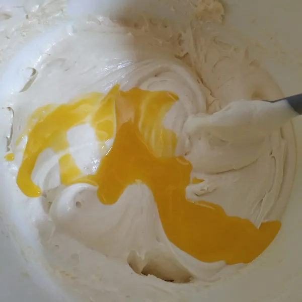 Selanjutnya masukkan margarin cair aduk balik dengan spatula hingga rata.