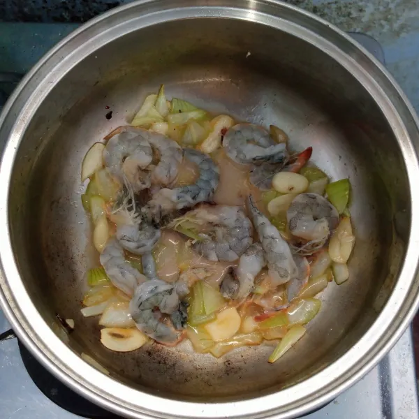 Masukan udang. Tumis sampai berubah warna.