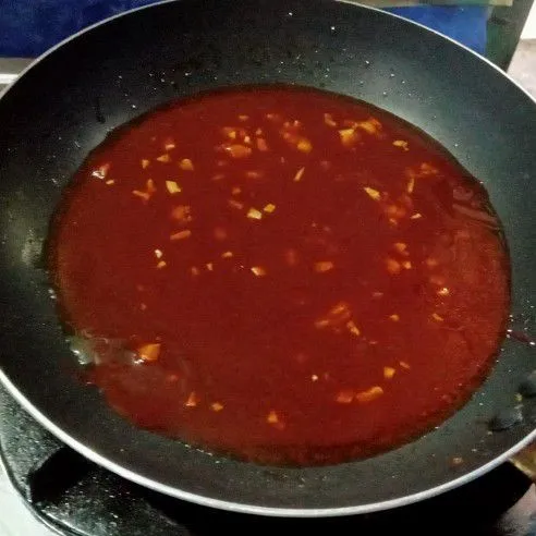 Tumis bawang putih, tambahkan gula merah dan saus gochujang